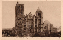 CPA - P - CHER - BOURGES - FACADE DE LA CATHEDRALE VUE DE L'HOTEL DES POSTES - Bourges