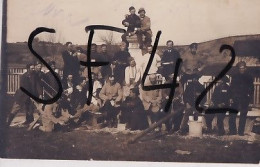 CARTE PHOTO  GROUPE PRISONNIERS + CACHET DE CAMP   CAMP  D HEUBERT BADEN BADEN - Guerra 1914-18