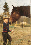 Enfants - Image - Scènes Et Paysages - Enfant Qui Caresse Son Cheval - CPM - Etat Léger Pli Visible - Voir Scans Recto-V - Taferelen En Landschappen