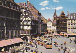 AK 210811 FRANCE - Strasbourg - La Place De La Cathédrale - Straatsburg