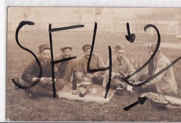 CARTE PHOTO  GROUPE PRISONNIERS   VIOLON + QUILLES  + CACHET DE CAMP   CAMP  D HEUBERT BADEN BADEN - Guerre 1914-18