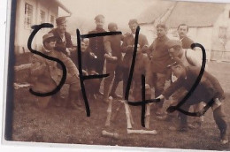 CARTE PHOTO  GROUPE PRISONNIERS   JEU DE  QUILLES     CAMP  D HEUBERT BADEN BADEN - Guerra 1914-18