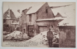 CPA - FRANCE Après-guerre - ESSOMMES (Aisne) - PRISONNIERS BOCHES EN CORVÉE DANS LE RUINES APRÉS LA DÉFAITE ALLEMANDE - Soissons