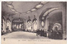 03. VICHY. CPA. SOURCE ET INTERIEUR DU PAVILLON DES CELESTINS. ANIMATION. MODE. ANNEE 1923 + TEXTE - Vichy