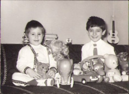 Copii Cu Jucării, România, 1977, Children With Toys, Romania P1526 - Personnes Anonymes