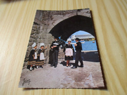 Concarneau (29).La Ville Close - Un Groupe Du Cercle Celtique "Ar Rouedou Glas" Devant La Porte Au Vin. - Concarneau