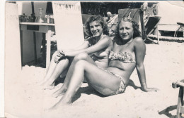 1 Photographie (15 Cm X 10 Cm) - Vintage - Snapshot - Scène De Plage - Mer - Maillot De Bains - Bikini - Anonyme Personen