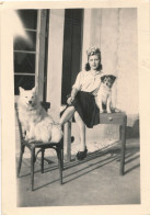 Photo Originale (6,5 X 9 Cm) - Vintage - Snapshot : Jeune Femme Et Ses Deux Chiens (ca 1940/1950) - Chiens