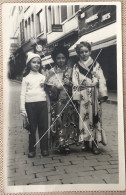 BINCHE Rue De Robiano 3 Jeunes Filles Déguisées Pour Le Carnaval Photo Format CP Vers 1950-1960 - Plaatsen