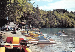 63 BESSE Et  SAINT ANASTAISE Le Lac PAVIN Les PEDALOS  (Scan R/V) N°   72   \MT9107 - Besse Et Saint Anastaise