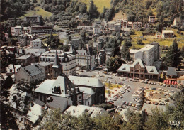 63 LE-MONT-DORE  Vue Aérienne Sur La Place Des Moulins   (Scan R/V) N°   44   \MT9105 - Le Mont Dore