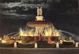 13 AIX-en-PROVENCE  La Grande Fontaine Sur La Rotonde De Nuit  (Scan R/V) N°   34   \MT9100 - Aix En Provence