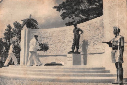 CAMEROUN Douala Le Monument Leclerc  (Scan R/V) N° 74 \MT9114 - Kameroen