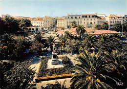 66 PERPIGNAN Place Arago   Statue Et Palmiers             (Scan R/V) N°   2   \MT9122 - Perpignan