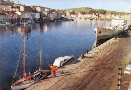 66 Port-Vendres Un Cargo à Quai Au Port De Pêche    (Scan R/V) N°   8   \MT9119 - Port Vendres