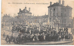 IVRY SUR SEINE - Les Ecoles Du Centre - Place De La République - Très Bon état - Ivry Sur Seine