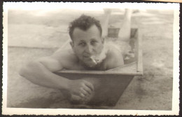Muscular Man Guy  Smoking Cigarette In Bathing Tub Guy Int Old  Photo 14x9 Cm # 40997 - Personnes Anonymes