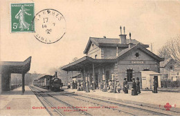 GARCHES - Les Quais De La Gare Au Passage D'un Train - F. F. - Très Bon état - Garches