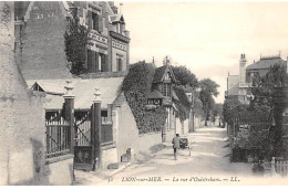 LION SUR MER - La Rue D'Ouistreham - Très Bon état - Sonstige & Ohne Zuordnung