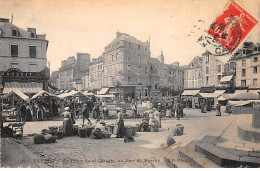 FALAISE - La Place Saint Gervais, Un Jour De Marché - Très Bon état - Falaise