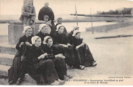 CONCARNEAU - Concarnoises Travaillant Au Pied De La Croix De Mission - Très Bon état - Concarneau