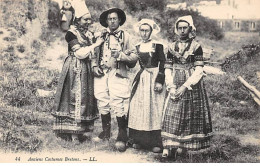 Anciens Costumes Bretons - Très Bon état - Autres & Non Classés