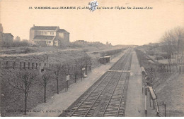 VAIRES SUR MARNE - La Gare Et L'Eglise Sainte Jeanne D'Arc - Très Bon état - Vaires Sur Marne