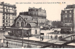 LES VALLEES - Vue Générale De La Gare Et De La Place - Très Bon état - Altri & Non Classificati