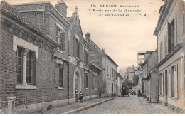 VERNON - VERNONNET - L'Ecole Rue De La Chaussée Et Les Tourelles - état - Vernon