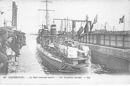 CHERBOURG - Le Pont Tournant Ouvert - Un Torpilleur Passant - Très Bon état - Cherbourg