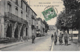 TOUL - Un Coin De La Place De La République - Très Bon état - Toul