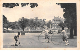 PARIS - Jeux D'Enfants Dans Les Parcs De Paris - Le Luxembourg - état - Parks, Gärten