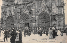 MEAUX - La Cathédrale - Sortie De Messe Un Jour De Première Communion - état - Meaux