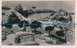 R045754 Biarritz. Monument Aux Morts Et Le Rocher De La Vierge. 1939 - Welt