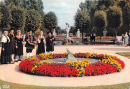 18 BOURGES   Jardin Des Près Fichaux Les Sonneurs Nerondais     (Scan R/V) N°   8   \PB1115 - Bourges