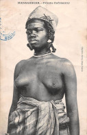 MADAGASCAR  Femme Zafimanivy  (Scan R/V) N°   44   \PB1112 - Madagaskar