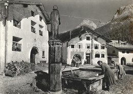 11637821 Bad Scuol Dorfplatz Waschfrauen Am Dorfbrunnen Bad Scuol - Sonstige & Ohne Zuordnung