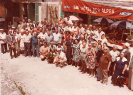 PHOTO ORIGINALE GF F1 - PHOTO DE GROUPE - PEUT ETRE PEGOMAS - BAR HOTEL DES ALPES - Personnes Anonymes