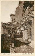 24 Dordogne  Les Eyzies Les Grands Rochers Et La Ruelle Du Moyen Age      N° 5 \MN6035 - Altri & Non Classificati