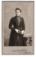 Fotografie Adalbert Werner, München, Portrait Fräulein In Festlicher Kleidung  - Anonieme Personen