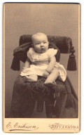 Fotografie E. Eriksson, Ofvanmyra, Portrait Säugling Auf Sitzmöbel  - Anonyme Personen