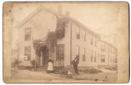 Fotografie A. W. Howes & Co., Turners Falls, Ansicht Turners Falls /Mass., Familie Vor Wohnhaus  - Lieux