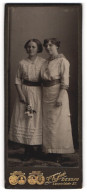 Fotografie L. K. Jué, Dessau, Portrait Von Zwei Jungen Damen In Hübschen Kleidern Mit Blumen  - Anonieme Personen