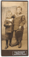 Fotografie Max Mennicke, Raschau I / Erzgeb., Portrait Zwei Kleine Jungen Im Matrosenanzug Mit Schirmmütze  - Anonymous Persons