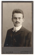 Fotografie L. Dürr, Radeberg I. S., Portrait Charmant Blickender Junger Mann Mit Schnurrbart  - Persone Anonimi