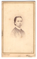 Fotografie F. Brandseph, Stuttgart, Portrait Junge Dame In Zeitgenössischer Kleidung  - Anonyme Personen