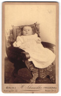 Fotografie H. Schmuckler, Berlin, Portrait Niedliches Baby Im Weissen Kleid Auf Stuhl Sitzend  - Anonymous Persons