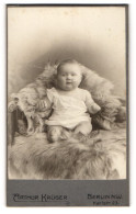 Fotografie Arthur Krüger, Berlin-NW, Portrait Niedliches Baby Im Weissen Hemd Auf Fell Sitzend  - Anonymous Persons