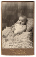 Fotografie Paul Gericke, Berlin, Portrait Niedliches Baby Im Weissen Hemd Auf Fell Liegend  - Anonymous Persons