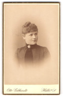 Fotografie Otto Gebhardt, Halle A / S., Portrait Junge Dame Mit Hochsteckfrisur Und Kragenbrosche  - Persone Anonimi